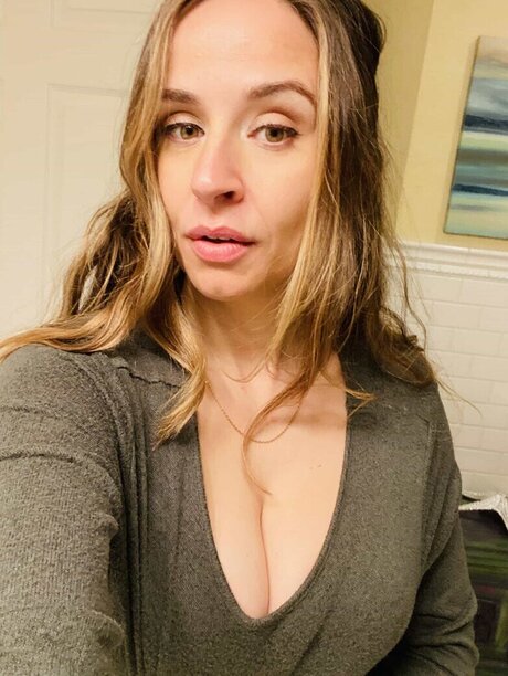 BellaSuede xxx model image