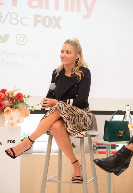 Emily Osment erotic actress images