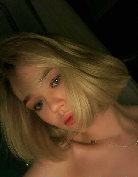 hollymoonvvip star adult pictures