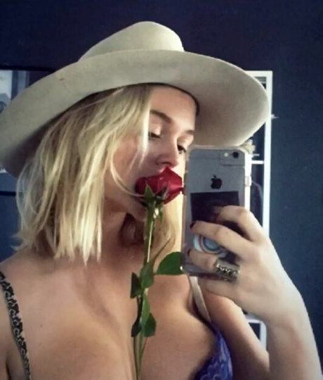 Emily Alyn Lind star nudes images