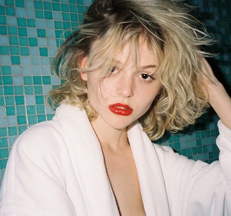 Emily Alyn Lind pornstar nude picture