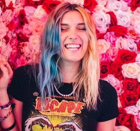 Dani Thorne art star pics