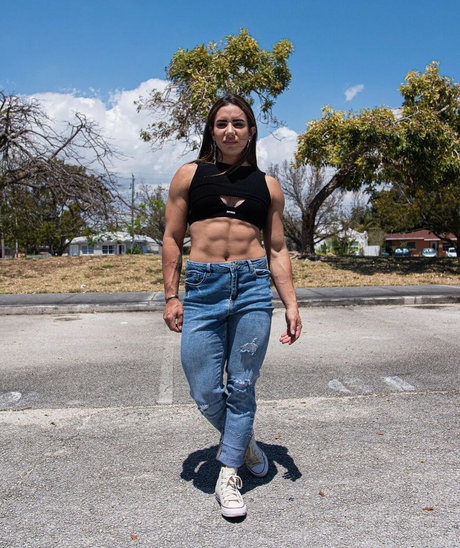 Stefi Cohen model art galleries