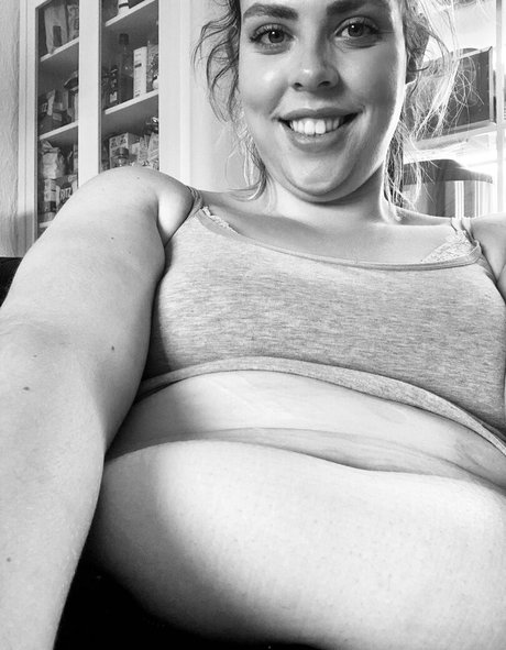 eatee free model picture