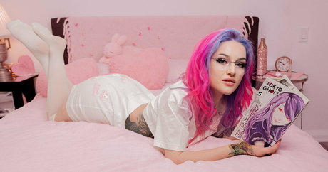 thefreekitsune model naked picture