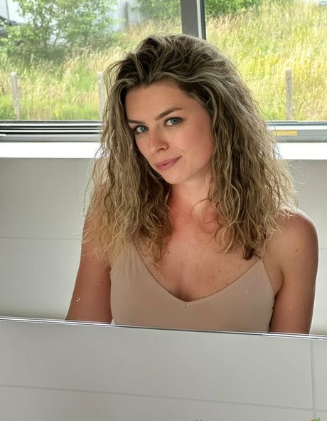 linaliciouss hot star galleries