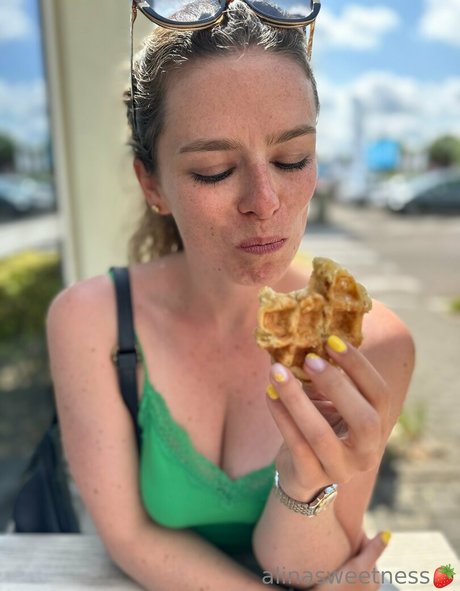 linaliciouss nice actress photos