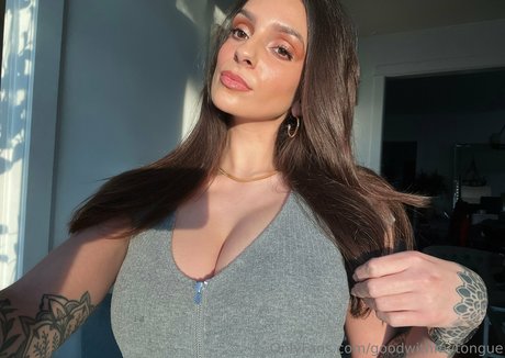 goodwithmytongue art model pic