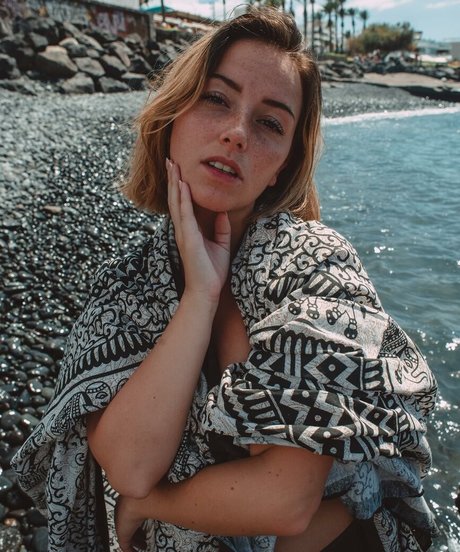 Shauna Dewit adult star pic