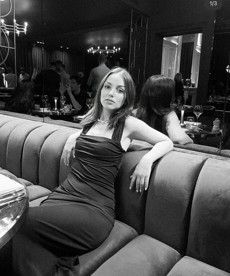 Shauna Dewit sexy star photo