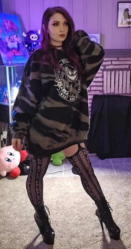 xMalin erotic model img