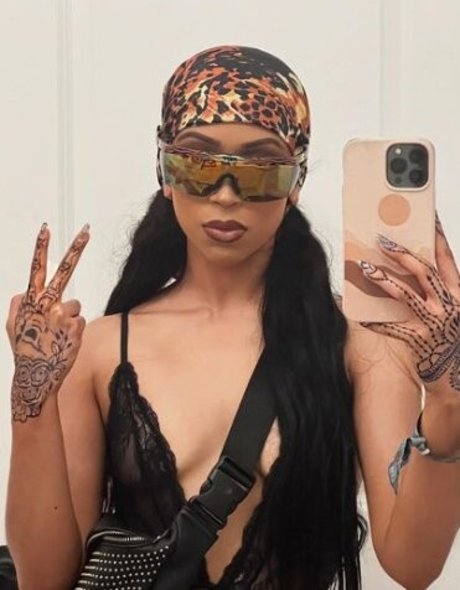 Liza Koshy model nice pic