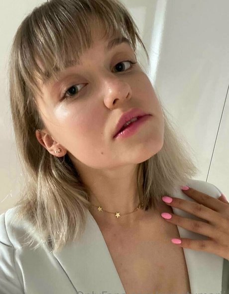 mariaholovko model naked picture