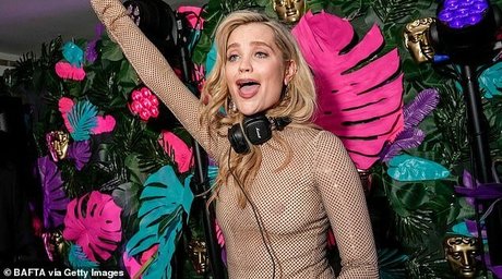 Laura Whitmore model high quality image