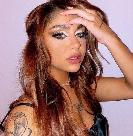 Andrea Russett porn model gallery