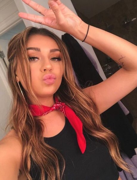 Andrea Russett model nice pic