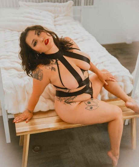 Suki Jade model pretty image