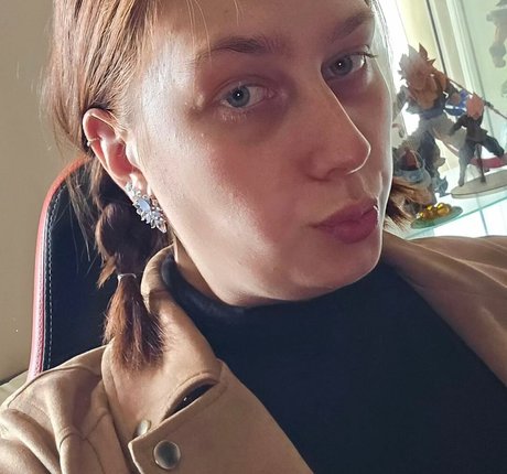 Bustyolive naked model gallery