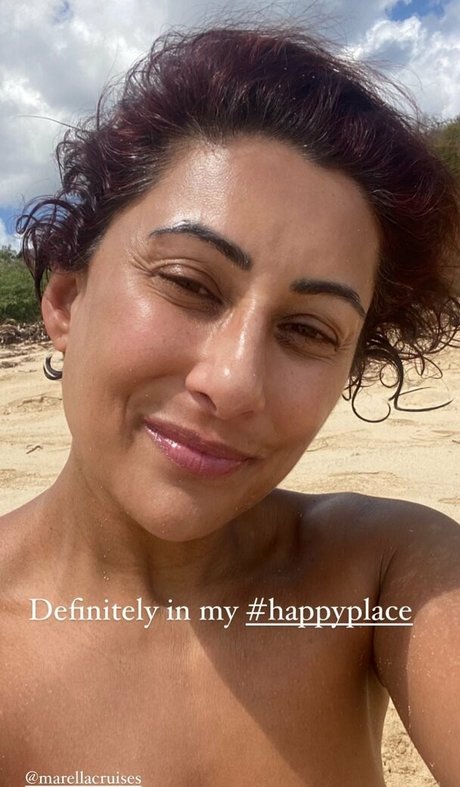 Saira Khan erotic model gallery