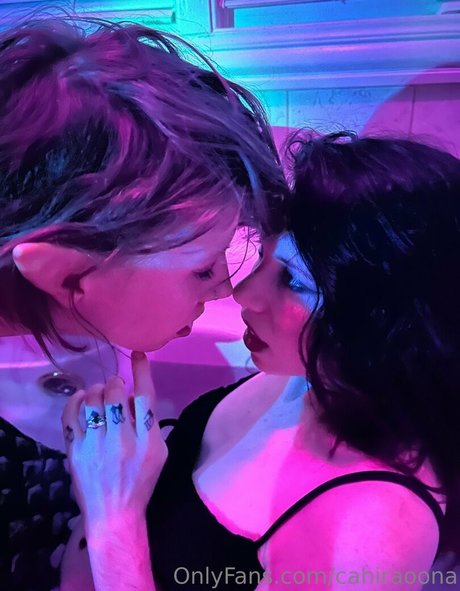 cahiraoona adult model pic