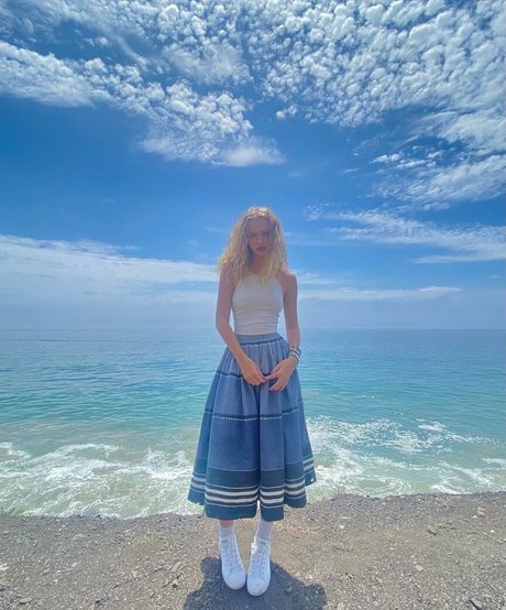 Amiah Miller star art pics