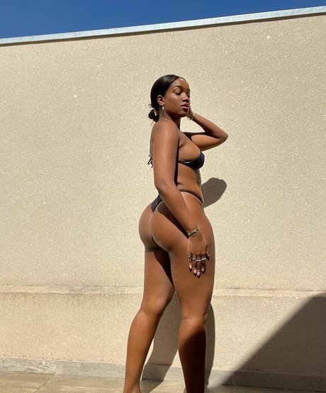 Izza Cantora model nude gallery