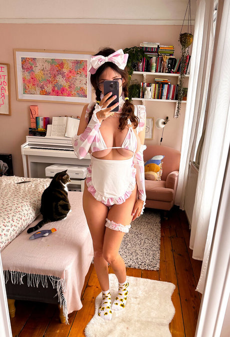 Shy Charlotte hd model picture