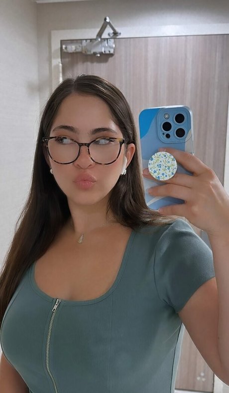 Hilenna model art gallery