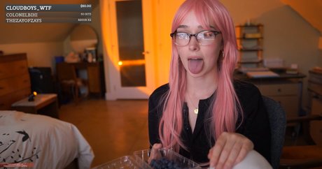 Holls8 pornstar nude photo