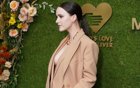 Rachel Brosnahan art actress picture