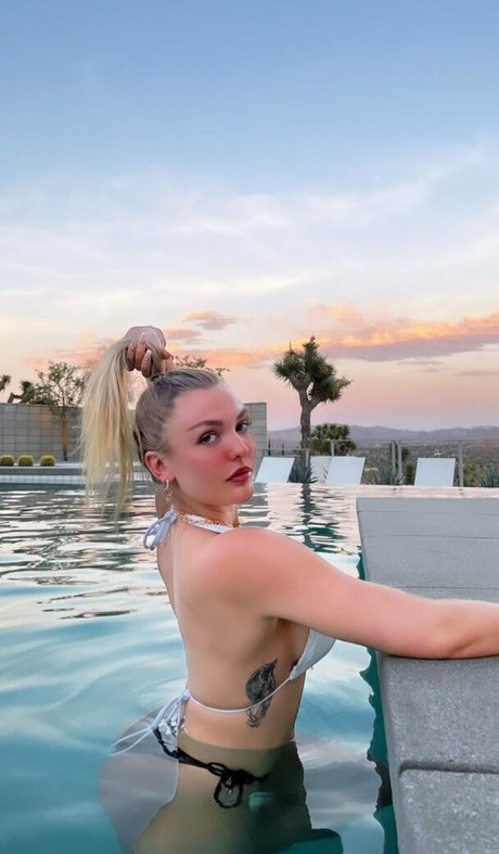 MillieT25 model pornographic archive