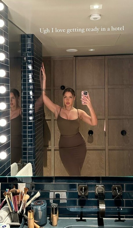 MillieT25 model photo