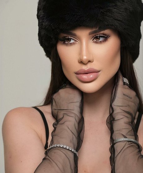 famous female onlyfans hot naked image