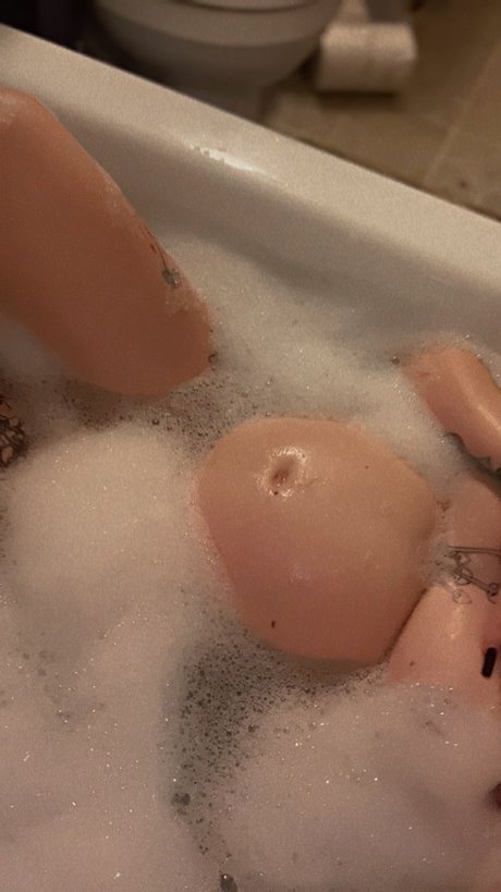 Leighanna Corter naked model images