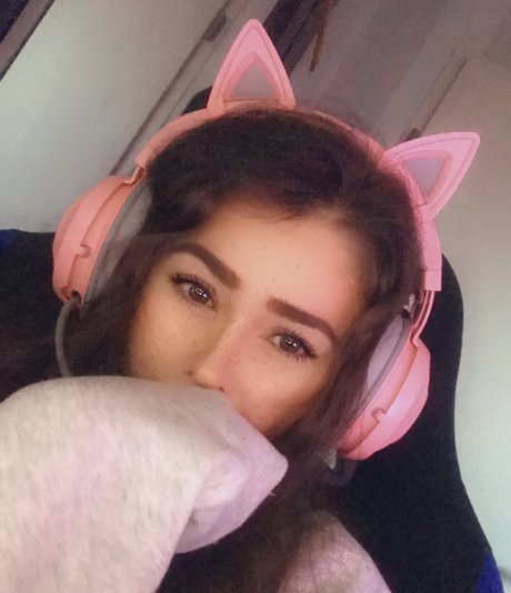 LittleAnEmma star erotic archive