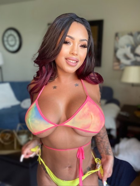 Lissssuhxxx pornstar naked photo