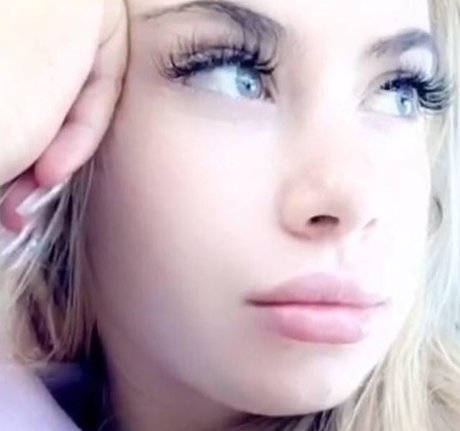 _lilsnoww_ model pretty galleries