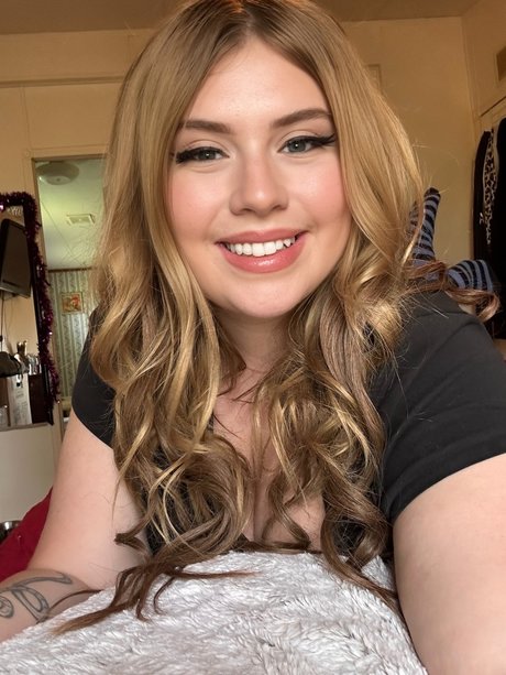 LilAK pornstar naked pictures