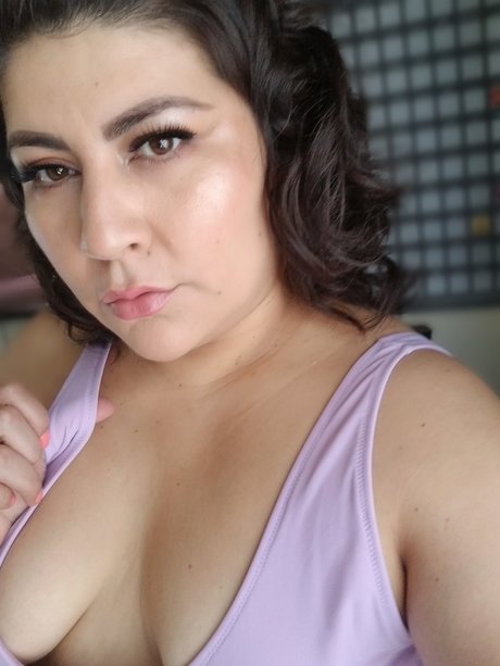 Vee Smokes model beautiful galleries