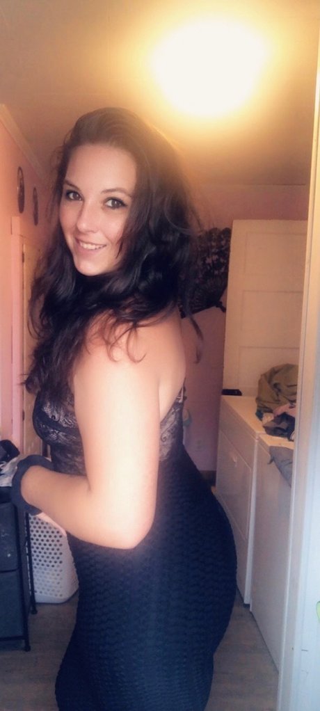 Hidi adult model image