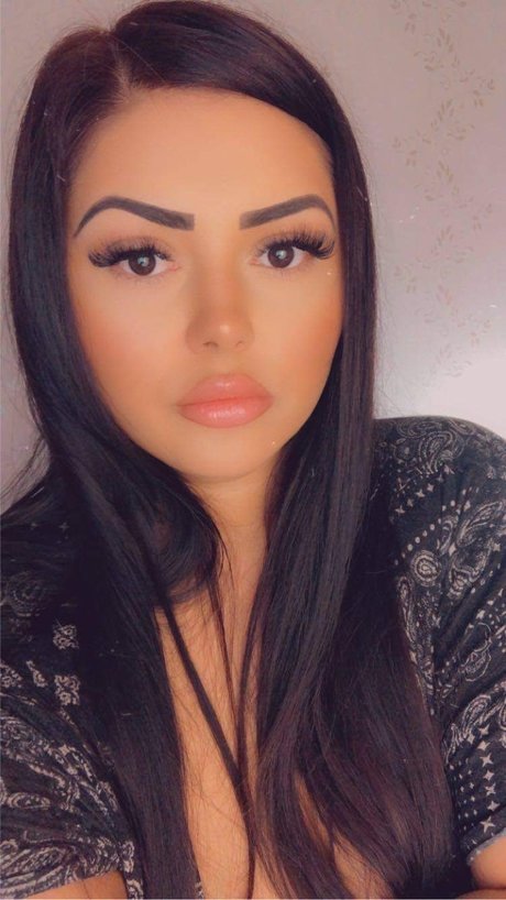 Lovely Gigi sexy model photo