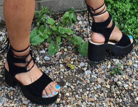 Lovable pretty feet naked actress gallery