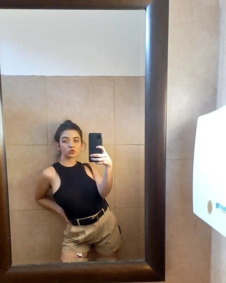 Nahyara star hot pics