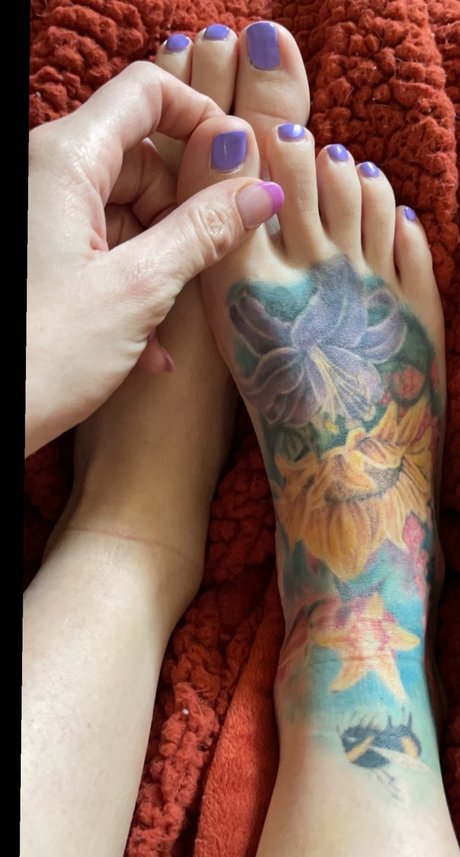 Lola Burns naked star pic