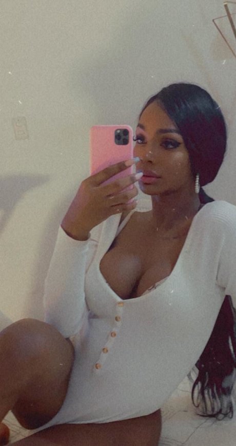 Liz Samantha naked actress picture