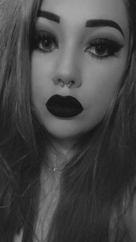 MacabreBeauty sexy model pictures