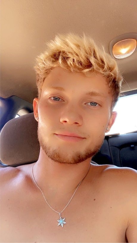 lVlonster pretty model img