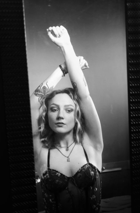 Lunar Kisses exclusive star galleries