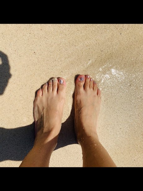 Lucy Flowers model pic