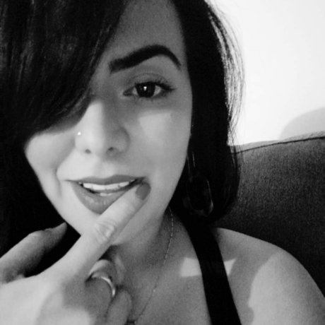 Mari uran model top pic